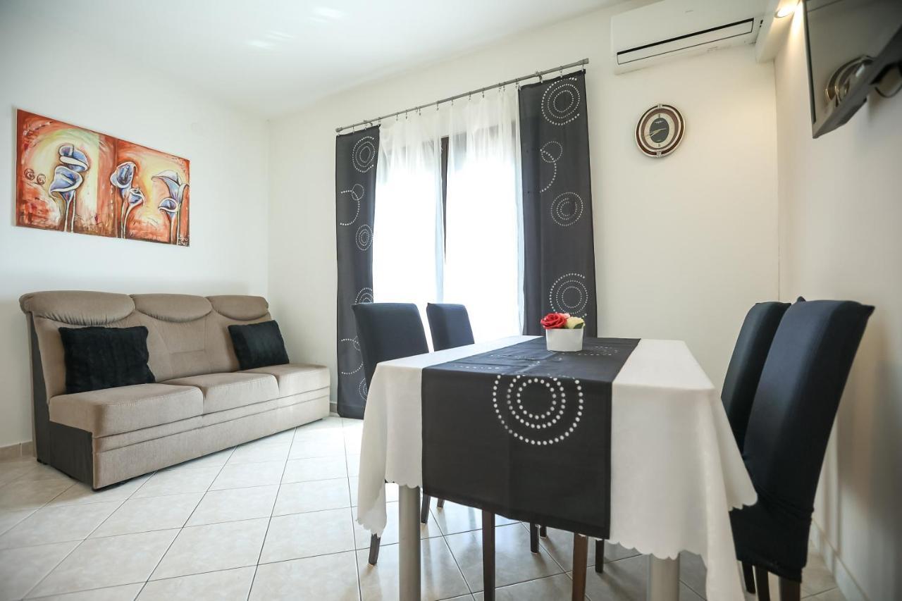 Pool Apartments Julia Zadar Ngoại thất bức ảnh